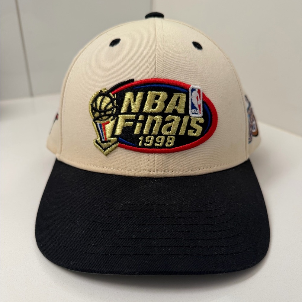 Mitchell & Ness 1998 NBA Finals Snapback Hat – Vintage Style – Cream/Black